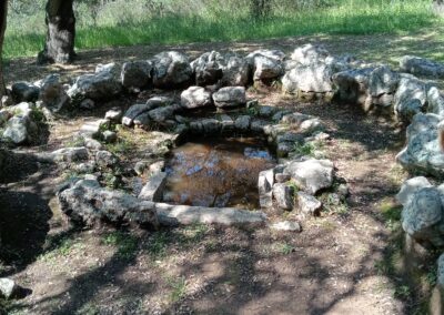 Quellheiligtum im archäologischen Park Goni auf 1000m